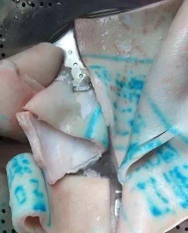 一般正規的豬肉檢疫合格章都是難以用清水洗掉的.jpeg 一般正規的豬肉檢疫合格章都是難以用清水洗掉的.jpeg