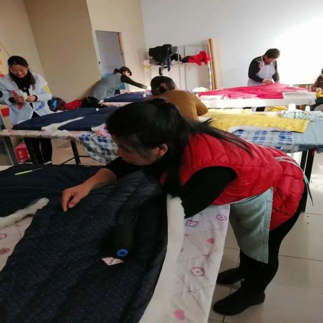 一個(gè)女工一天能做兩三件衣服.jpg