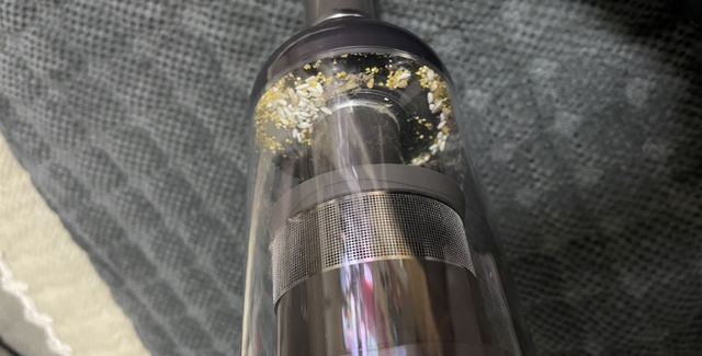 這是吸了之后的塵杯，清晰可見吸進(jìn)去的東西。.png