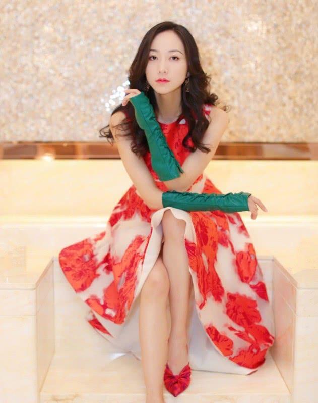 韓雪這次穿的是一條連衣裙.jpg