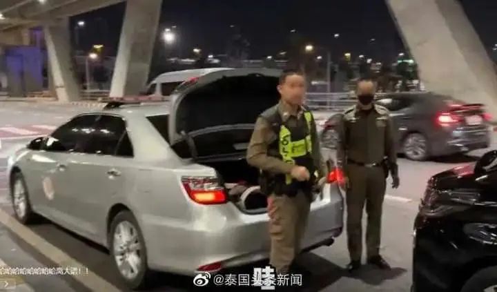 中國女游客稱在泰國買到警車接機服務，還能加錢預定警車開道？泰國警方回應