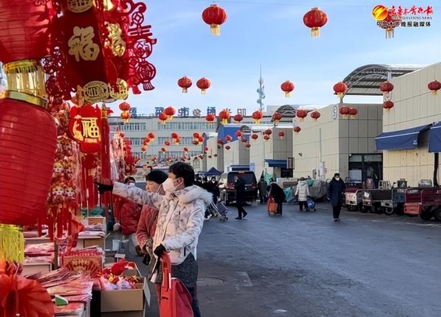 在北園春年貨市場,市民正在選購春節裝飾品.jpg 在北園春年貨市場,市民正在選購春節裝飾品.jpg