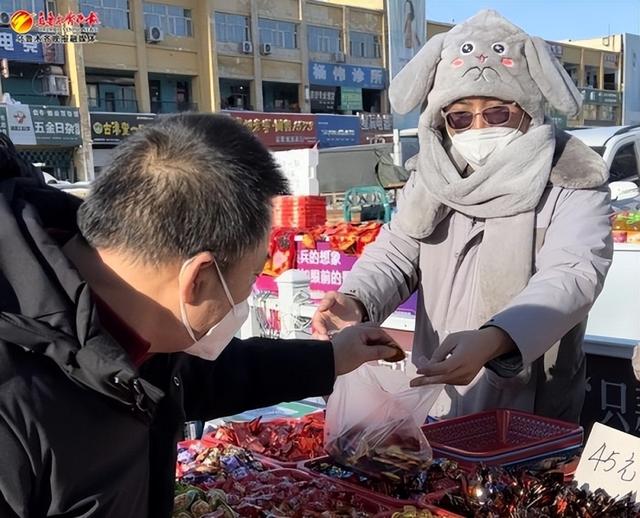 在北園春年貨市場,市民正在購買糖果.jpg 在北園春年貨市場,市民正在購買糖果.jpg