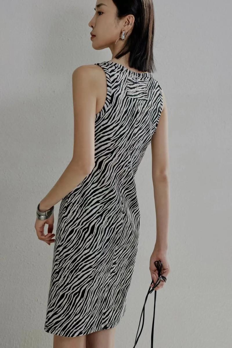 條紋吊帶連衣裙，清新美麗，配上白色馬丁靴，更顯時(shí)尚氣質(zhì)和魅力