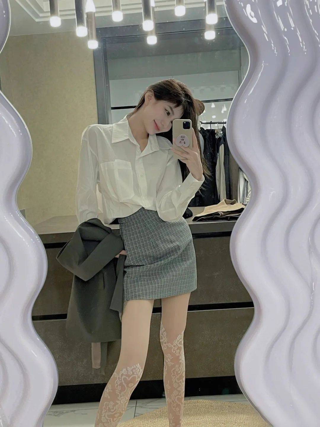 簡約之中見深情！白襯衫x格子裙的風情密碼，她如何一舉攻占你的心房？