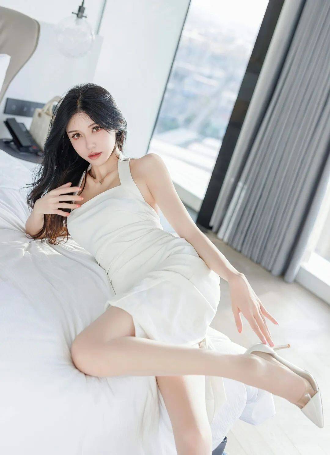 白色連衣裙的誘惑：看似清純，實則火辣！這樣穿讓你秒變性感女神