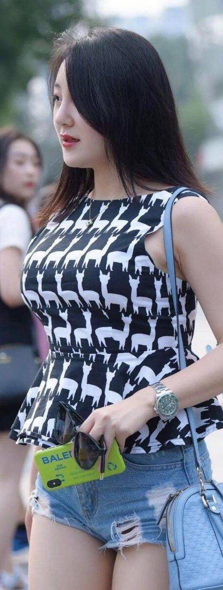 時尚經典牛仔短褲，搭配吊帶背心，讓小胖姑娘身材苗條