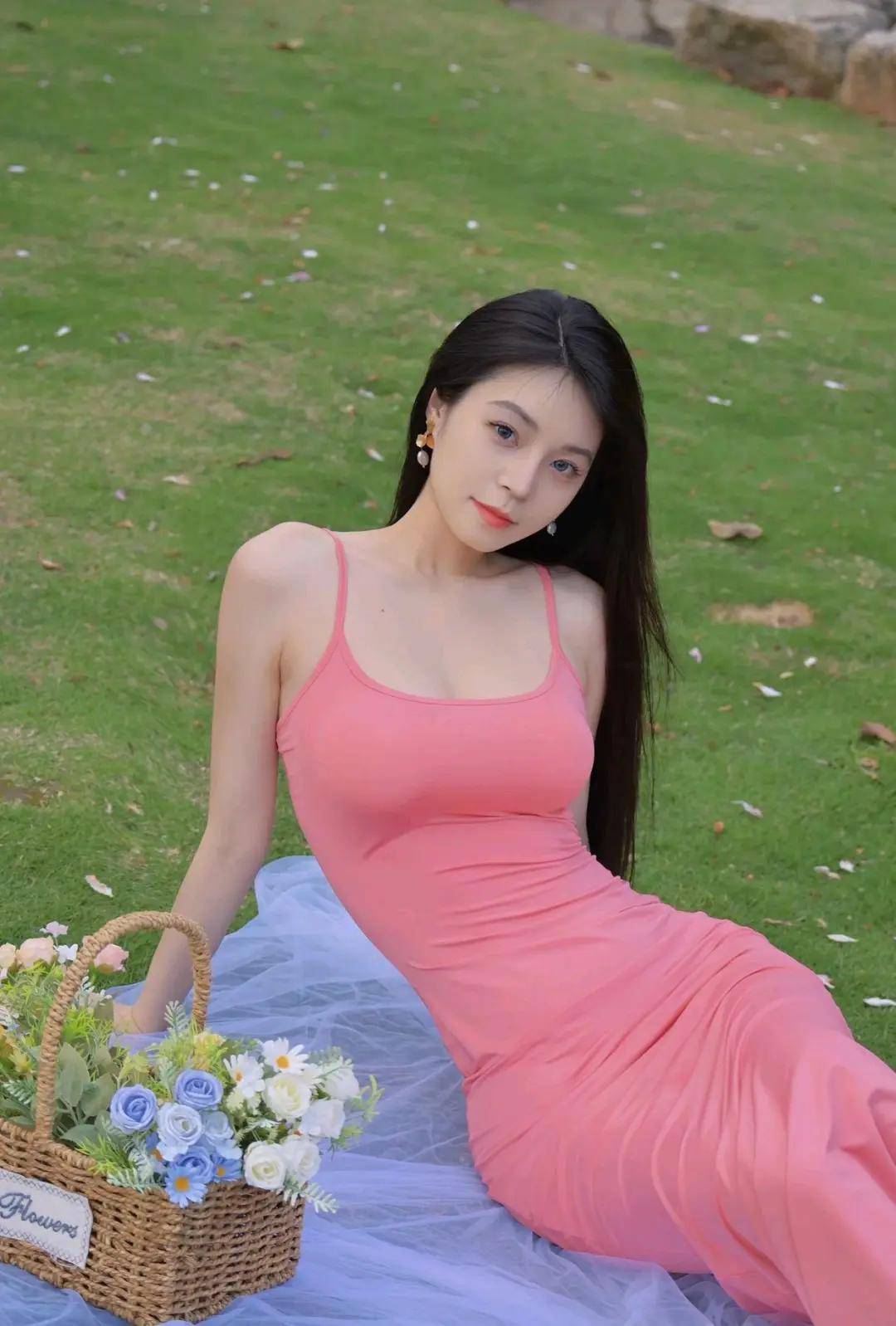 初夏的少女心，粉色吊帶裙的浪漫之旅