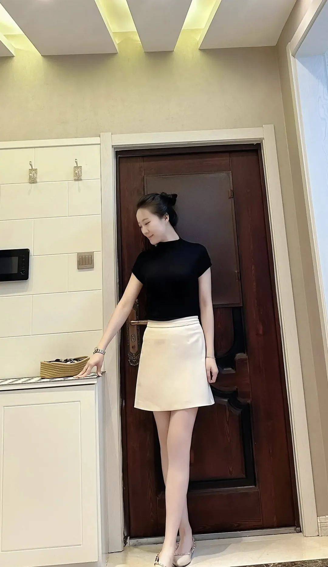 極簡穿搭，黑色正肩短袖搭配米色半身裙，黑白配簡單又好看