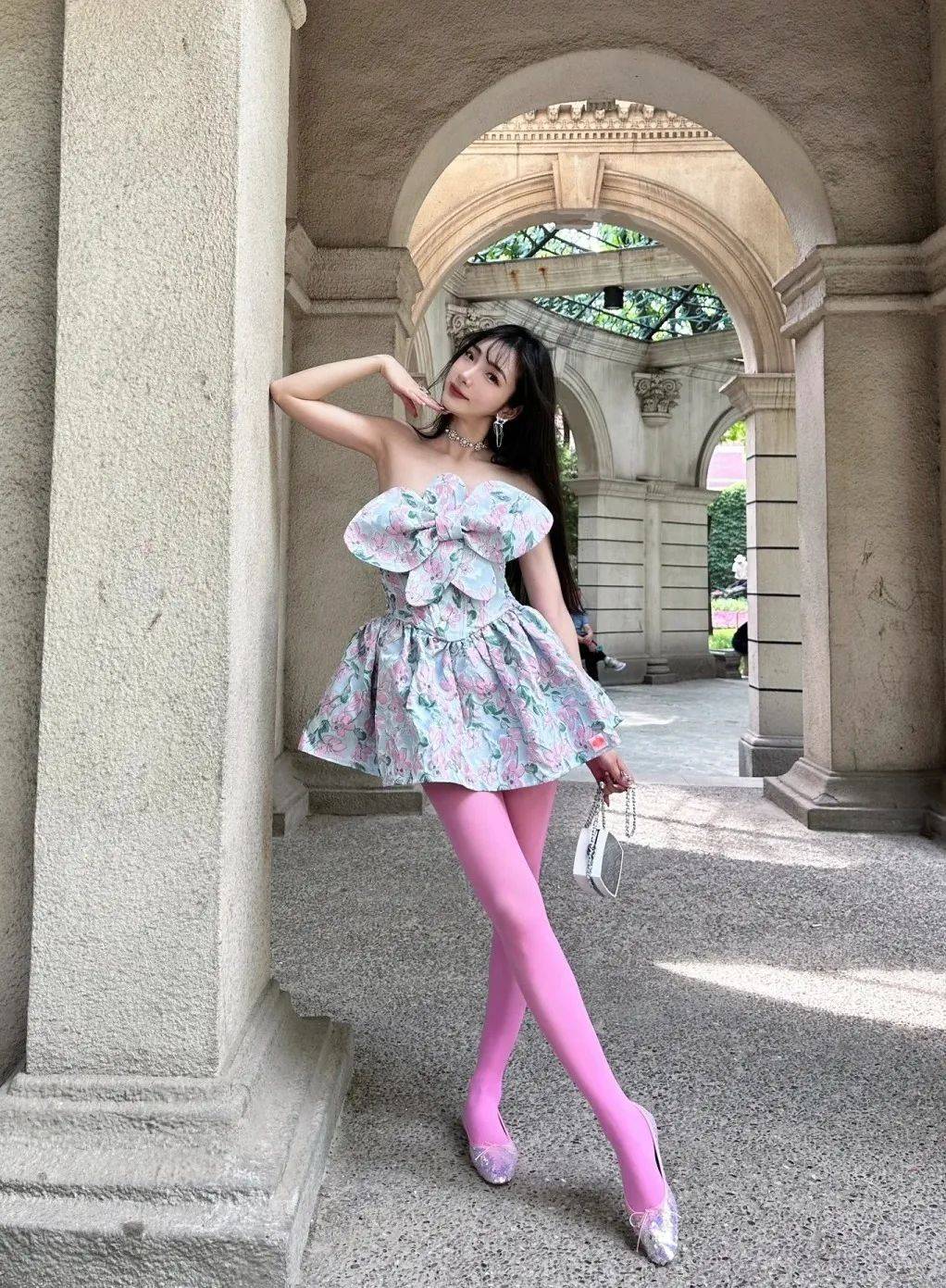 夏日風(fēng)情：玫紅絲襪與泡泡裙的時(shí)尚邂逅