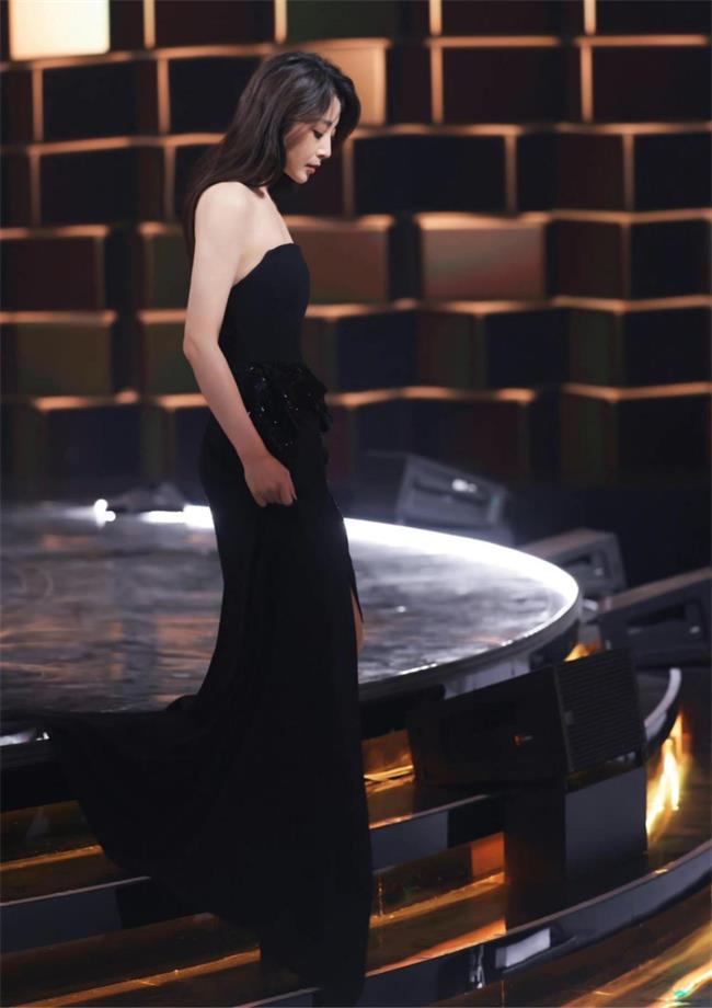 殷桃越活越年輕，穿黑色抹胸裙很優雅，這才是中年女人該有的樣子