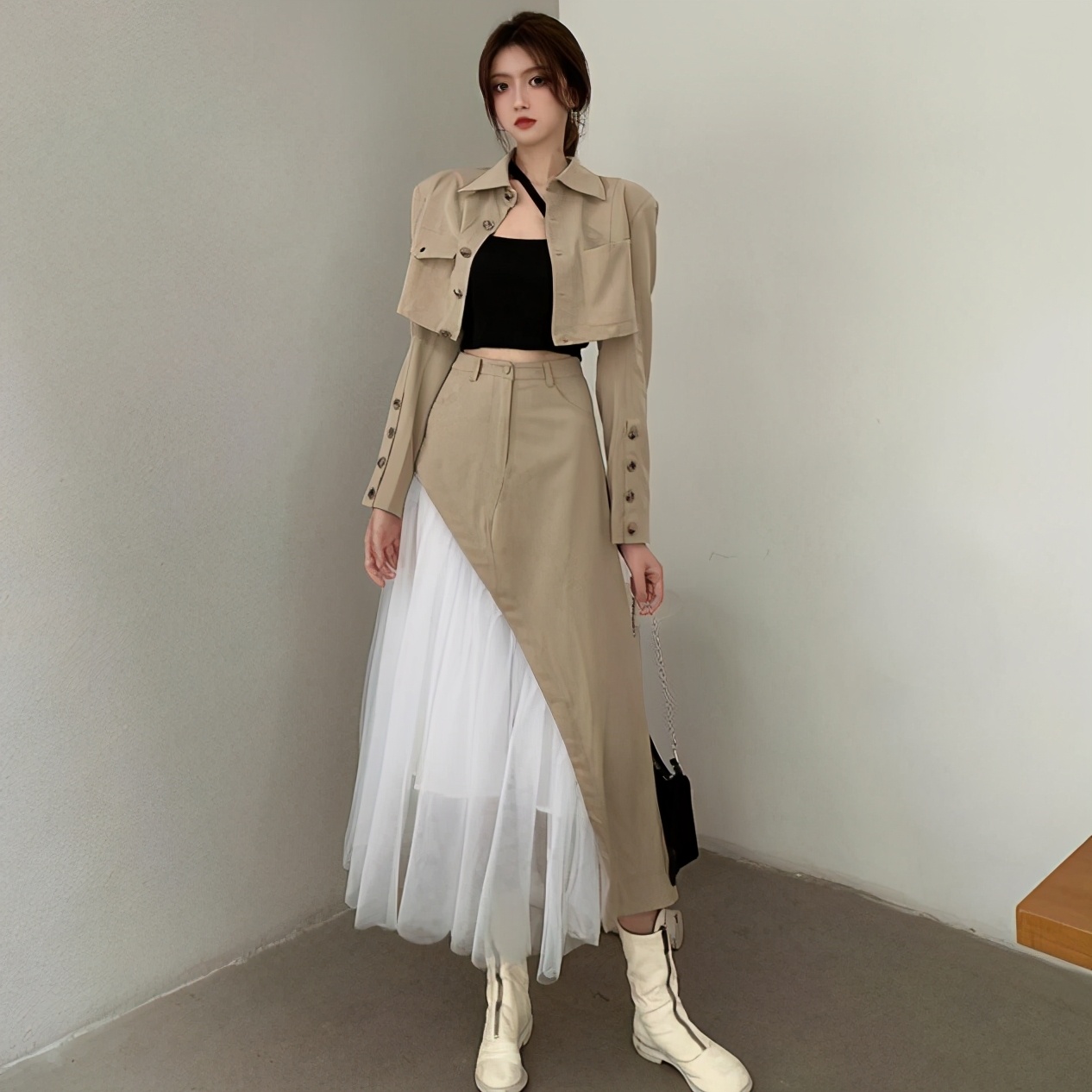 卡其色西裝裙的穿搭設計別致，獨出心裁.jpg